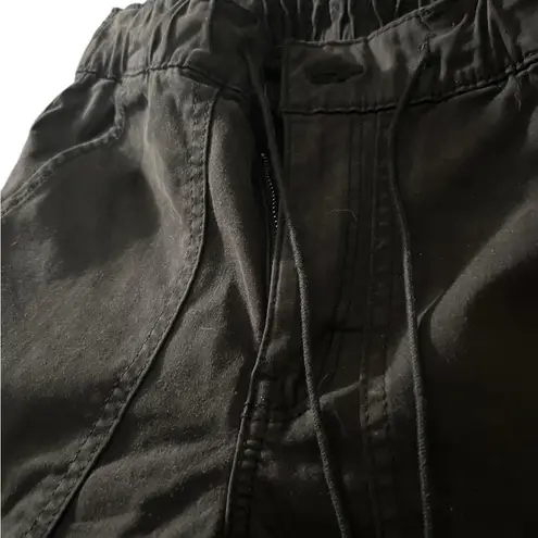 American Eagle  NWTBlack Drawstring Pants.Have a zip at the btm for added style.