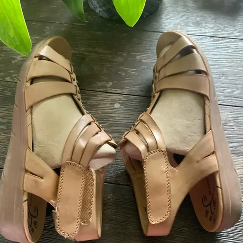 Baretraps Tan Strappy Gold Studs Leather Sandals 1” Rubber Sole Size 9