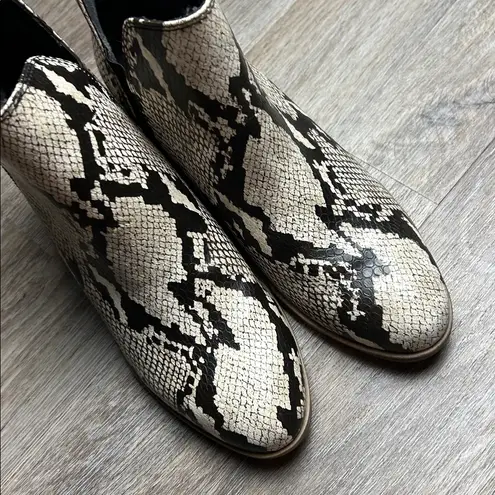 Dr. Scholl’s “Teammate” Snakeskin Print Booties Size 8.5 (run small like 7