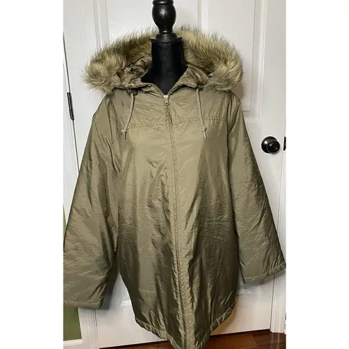Liz Claiborne  Womens Jacket/Coat. Size small, faux fur hood.