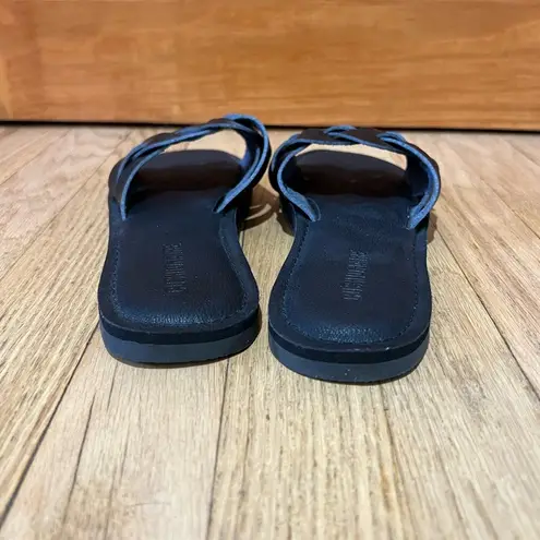 Cushionare Black Sandals with Sleek Design