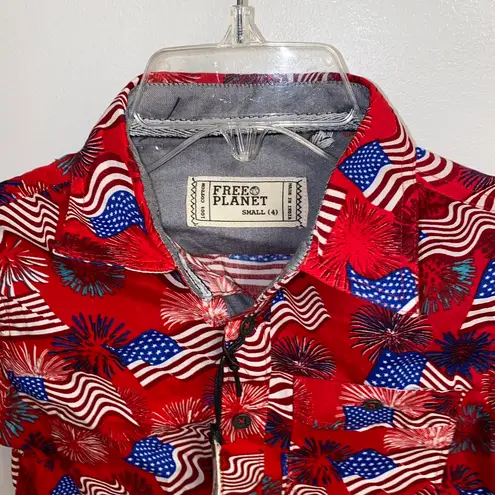 Free Planet NWT $32  Red American Flag Print Button Down S(4)