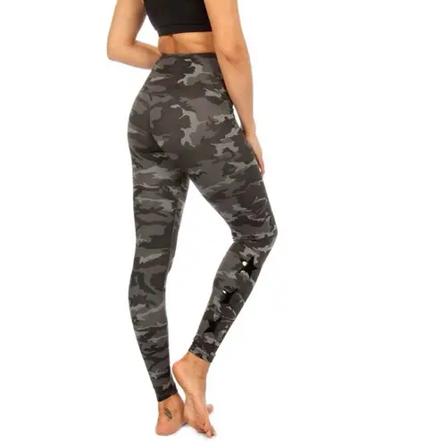 Strut this  Camo Leggings with Black Stars OS