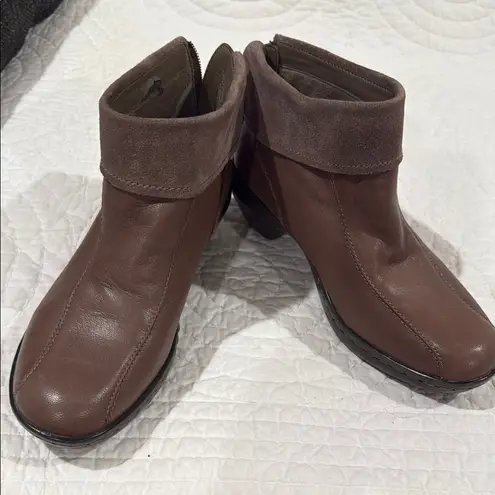 Easy Spirit Brown Ankle Booties with Folded Cuff and Chunky Heel size 8