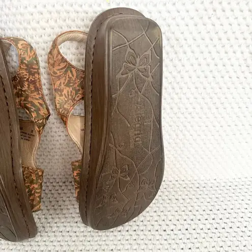 Alegria Viki Country Road Beige Tan Tooled Leather Floral Comfort Sandals 38
