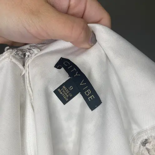 City Vibe White V-Neck Lace Cut Out Long Sleeve Dress light gold Glitter size 9