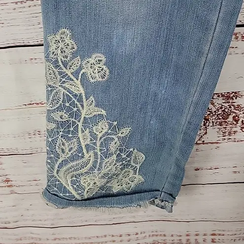 Nine West  Light Wash Chrystie Embroidered Mid Rise Capri Womens Jeans Size 4