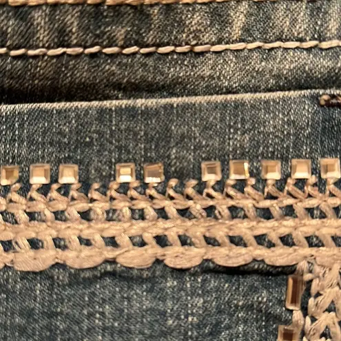 Truth Be Told distressed blue jean capris Size 8