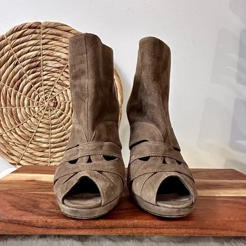 Stuart Weitzman Wavelength Bootie in Mushroom Suede Size 6.5