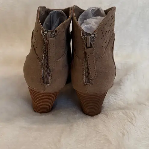 Violet & Red Jackson Lazer Cut Topline Booties In Taupe Faux Suede Tan Size 7.5