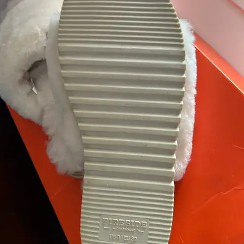 Dearfoams Cream Plush Indoor Slippers with Pom-Pom Fireside size 8