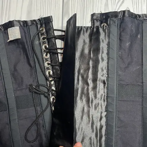 Vintage women’s satin lace up black corset size 30 L/XL Size L