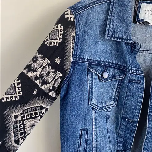 Forever 21  Y2K Denim jacket with Southwest patterned sleeves size small - Image 3