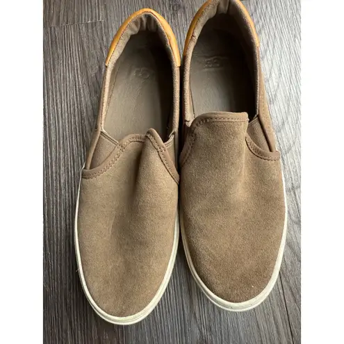 UGG  Women's Tan Suede Slip On Casual Sneakers Shoes Size 8