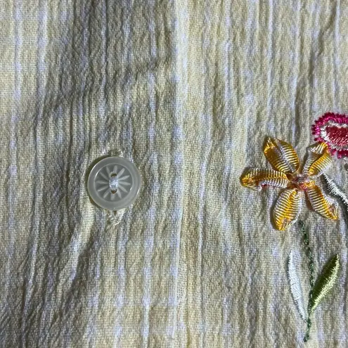 KORET FRANCISA (M) yellow/white button down short sleeve with floral embroidery. Yellow Size M