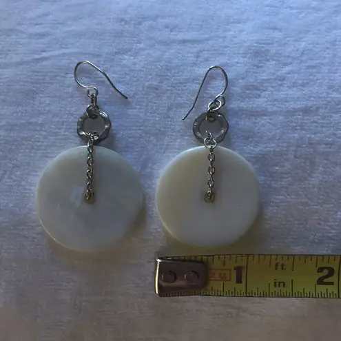 Shell and hammered loop pierced earrings White