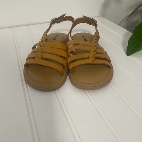 White Mountain White Mt. Alps Women’s Tan Sandals Size 5.5M NWOT 