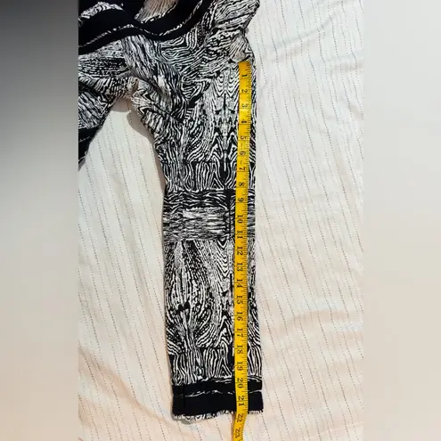 Dana Buchman Black White Print Tunic Blouse Size L. “Abstract print top”