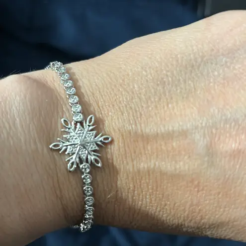 Macy's NWT Sterling  Silver Snowflake Swarovski Adjustable Tennis Bracelet