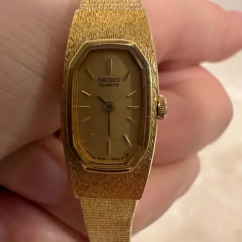 Seiko Gold-Tone Quartz vintage Timepiece small watch!