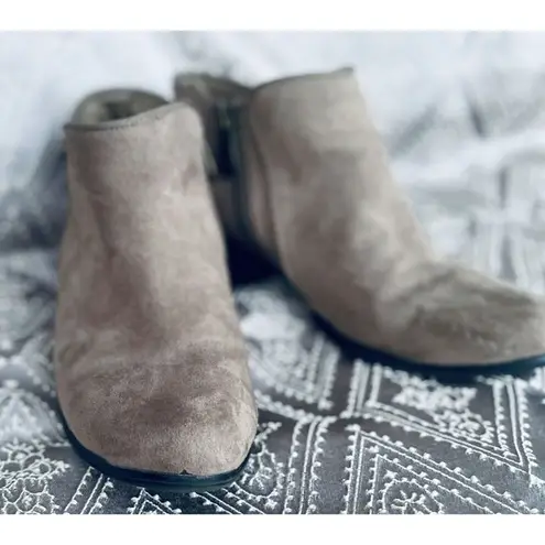 Daisy Fuentes Ankle Boots - Fall Booties - Size 6- Brown Boots