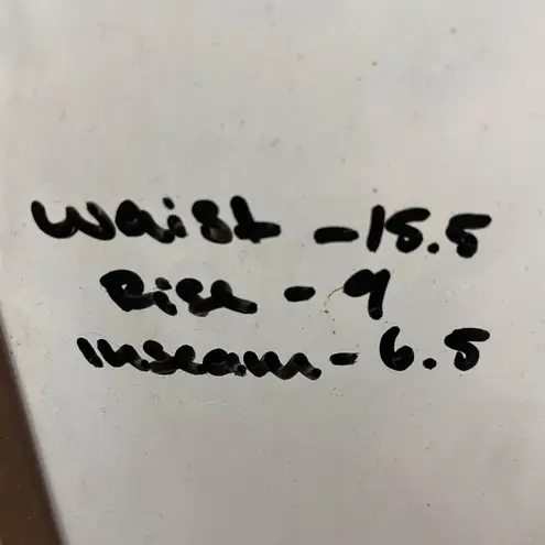 Old Navy  Woman's Sz 4 Black Mid Rise 'The Everyday Short' 6"‎ Inseam Chino