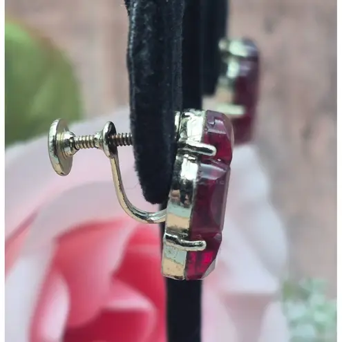 None Beautiful Vintage Gold Tone Red Flower Screw Back Clip On Earrings