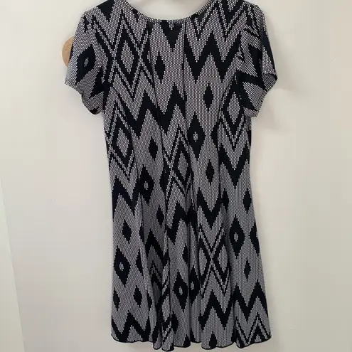 Sami & Jo Petite Large Black & White Graphic Short Sleeve Dress