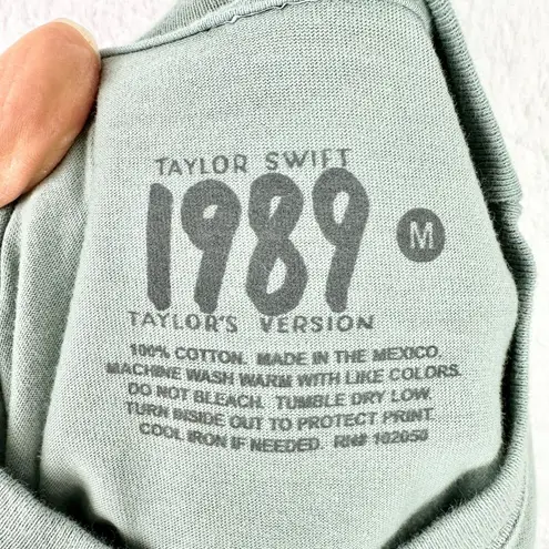 Taylor Swift 1989 Taylor's Version Photo Long Sleeve Tee Size Medium Green - Image 4