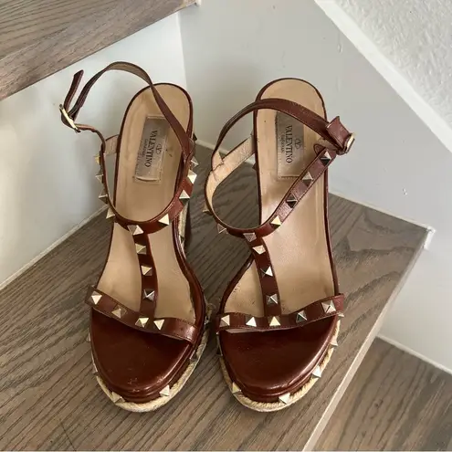 Valentino Garavani Valentino Leather T-Strap Rockstud Wedge Platform Ankle Strap Sandals in Brown