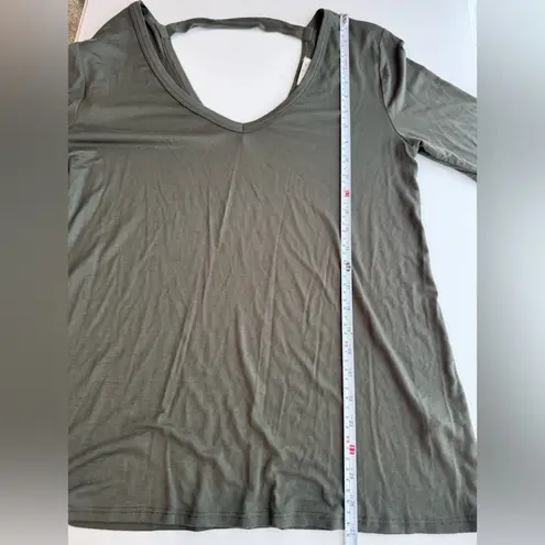 Nine Britton NWT Stitch Fix Maleah Army
Green Cut Out Back Knit Top Size Medium