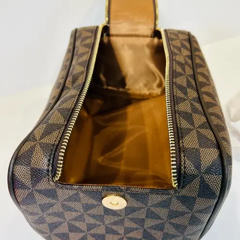 Toiletry Makeup Travel Good for both men and women. NWOT Brown