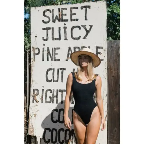 HUNZA G Square Neck One