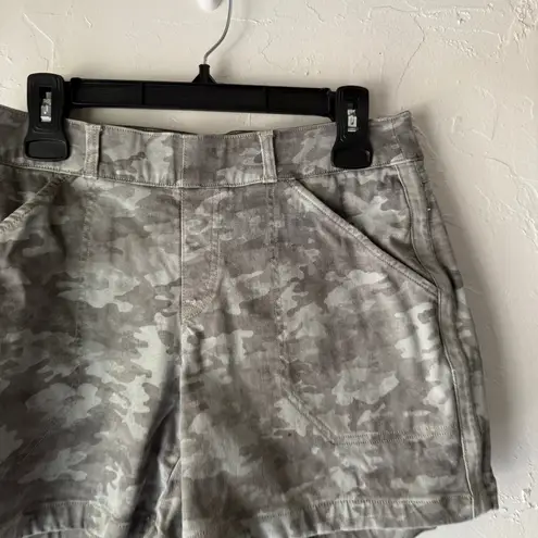 Spanx  Gray Camo Mid Rise Utility Shorts‎ Size M Built-in Shaping Stretch