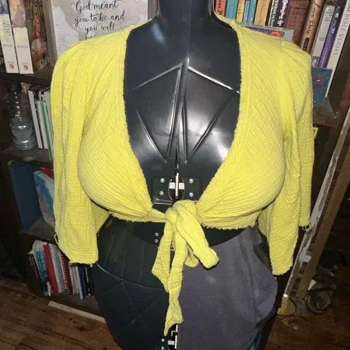 Lulu’s Weekend Wished tie front muslin yellow crop top