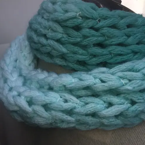 New Handcrafted Chunky Knit Ombré Scarf and Beanie Winter Accessory Set