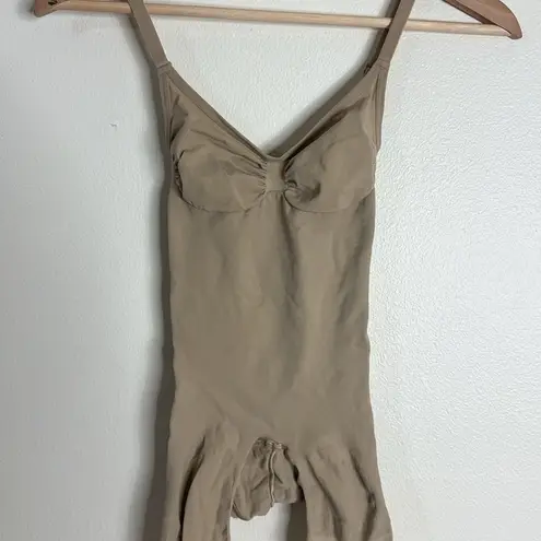 SKIMS Seamless Sculpt Mid Thigh Bodysuit in clay size small NWOT