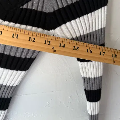 Love by Design Y2k Striped V Neck Fitted Sweater Gray Medium Snatched Grunge