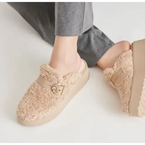 Dolce Vita Lelani Plush Flats Slip Ons Natural Faux Fur Size 9 NIB Cozy Clogs Tan