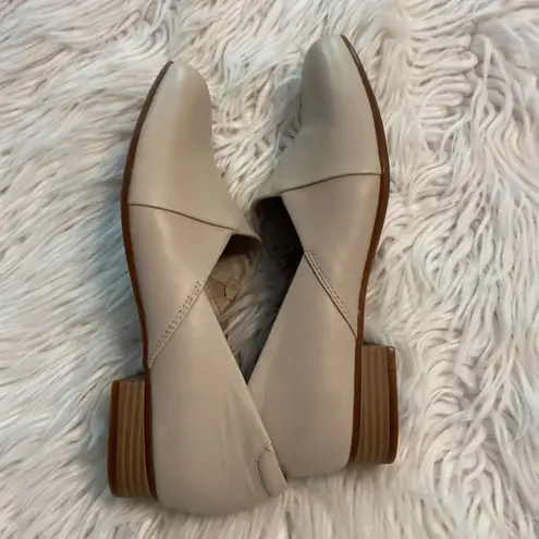 Clarks  Collection Shoes size 8 Ivory Leather so soft heel 1” so beautiful shoes