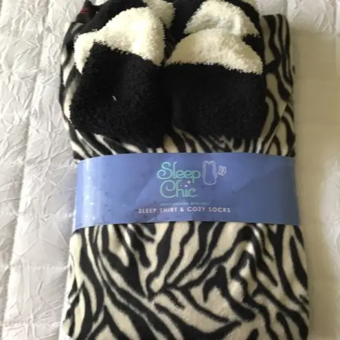 Sleep Chic Sleep New Medium Shirt & Cozy Socks White