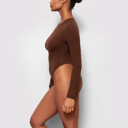 SKIMS Fits Everybody Long Sleeve Crew Neck Bodysuit in Cocoa, Size XXS