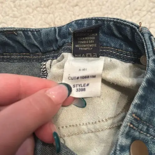 American Eagle  women’s size 2 Button‎ up jean shorts