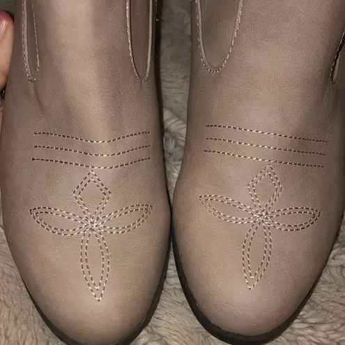 Sam & Libby NWOT  Heeled Booties, size 6.5
