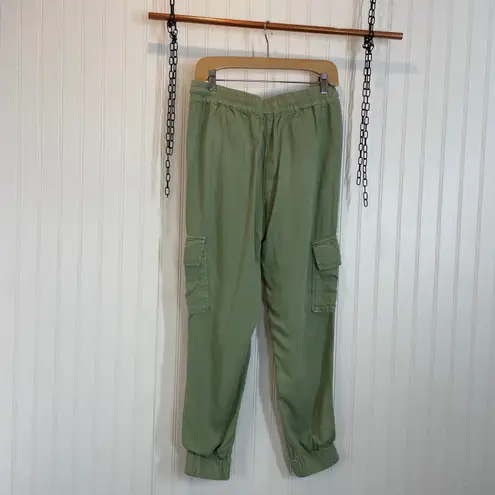 Elizabeth and James Women’s Green Cargo Pants & Black Sleeveless Belted Top M