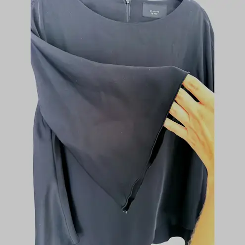El. Story by Italy Black Stingray Blouse Large Flare Sleeve Relaxed Minimalist