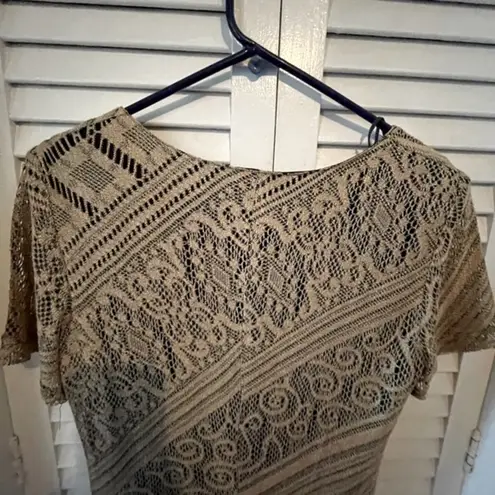 Women Vintage Helene Blake Dress
Gold Crocheted with black lining and Fringe Size 6