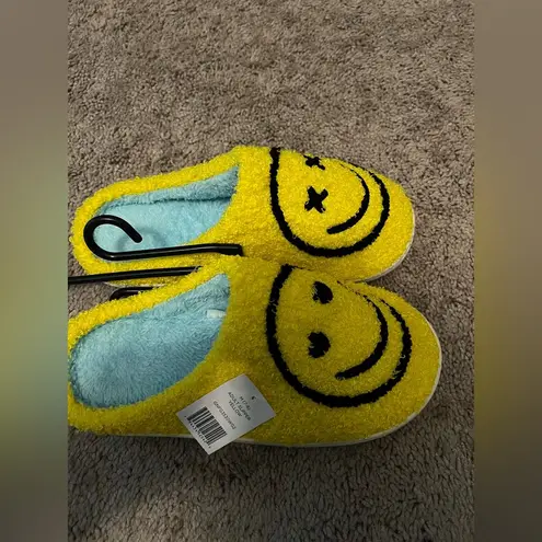 Yellow Smiley Face Cozy Slippers – Fuzzy Indoor Slip