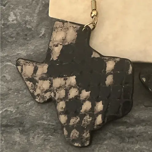 NWT Silver Strike Texas Faux Snake Print Dangle Earrings 3D Belt Co. Black Cream