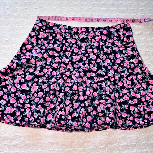 H&M  Divided Floral Skater‎ Skirt Size 10 Short Mini Skirt Black Pink Roses
